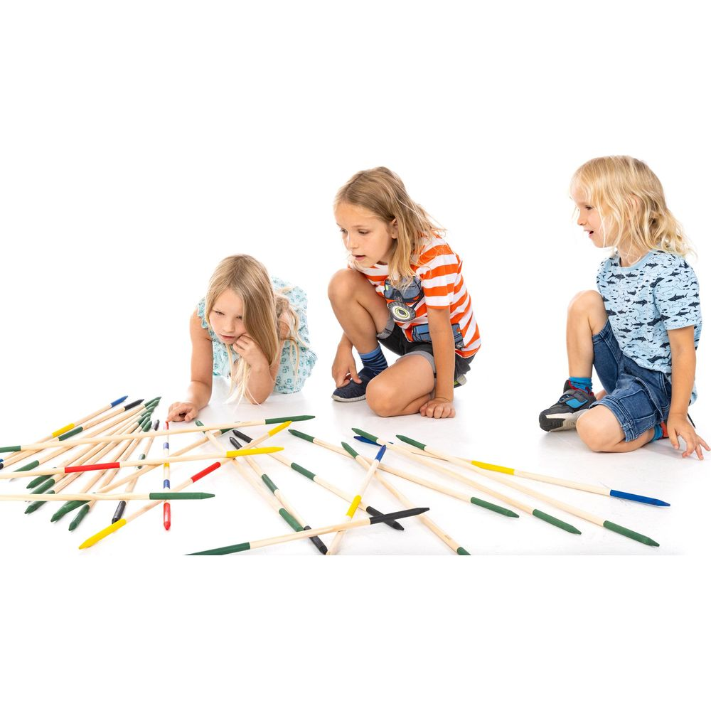 Tre bambini inginocchiati attorno a un mucchio di bastoncini colorati.