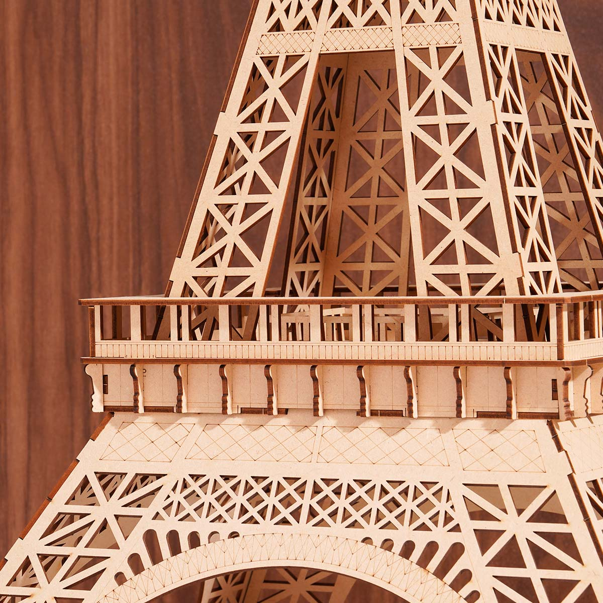 Un dettagliato modello in legno della Torre Eiffel, fotografato da vicino.