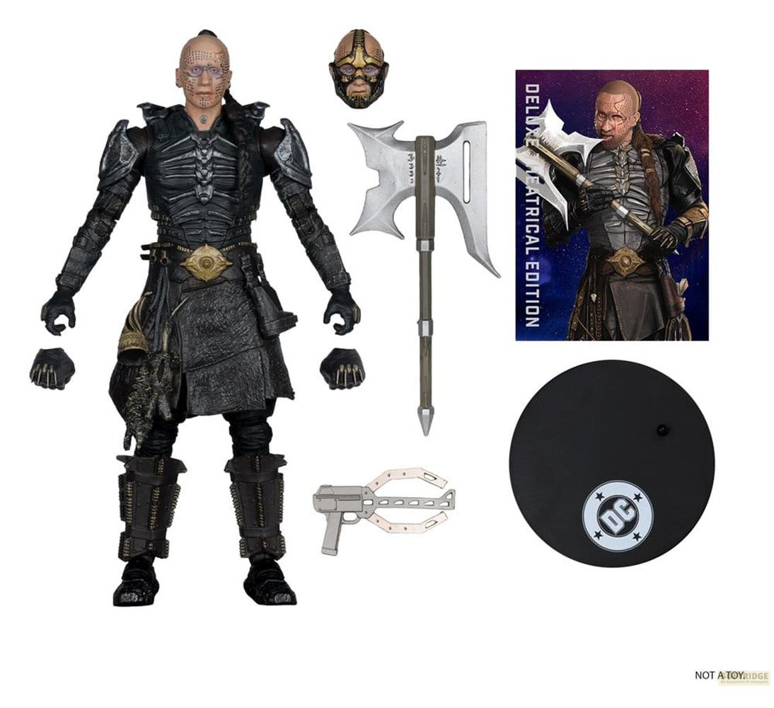 Un set di action figure con figura, ascia, arma, testa e supporto.