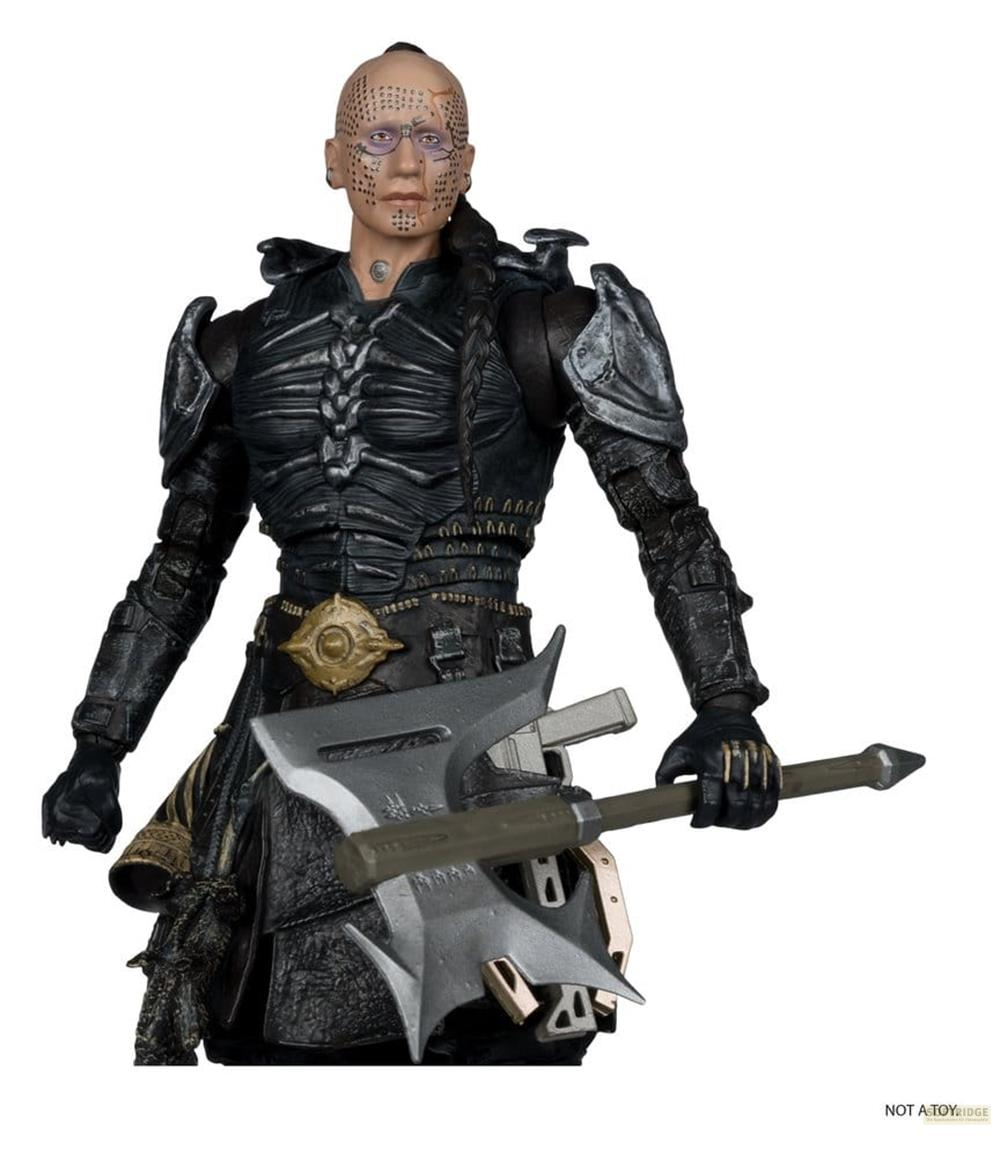 Action figure di un guerriero con tatuaggi facciali, che tiene un'ascia grande.