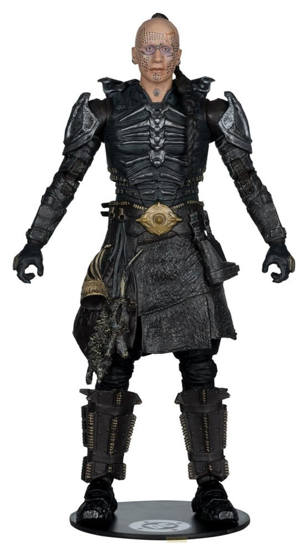 Action figure in armatura scura con tatuaggi sul viso e treccia.
