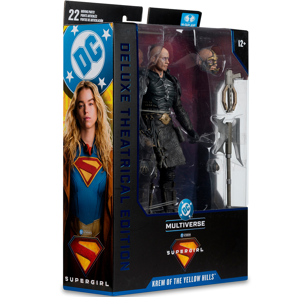 Action figure DC Supergirl nella confezione, con accessori e immagine di Supergirl.