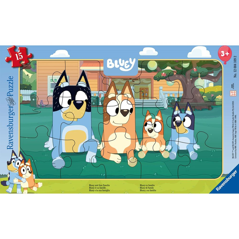 La famiglia Bluey è seduta davanti a una casa. Consigliato dai 3 anni.