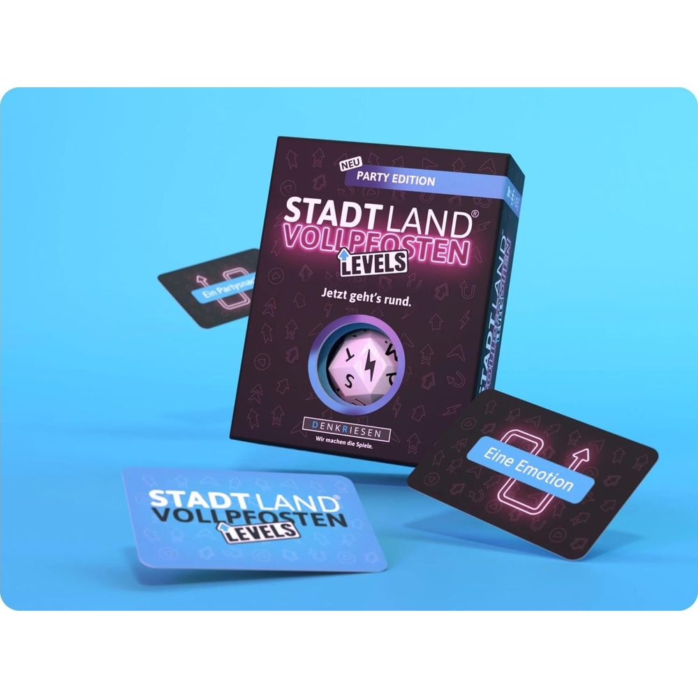 Spiel "Stadt Land Vollpfosten Levels" mit Karten und Würfel auf blauem Hintergrund.