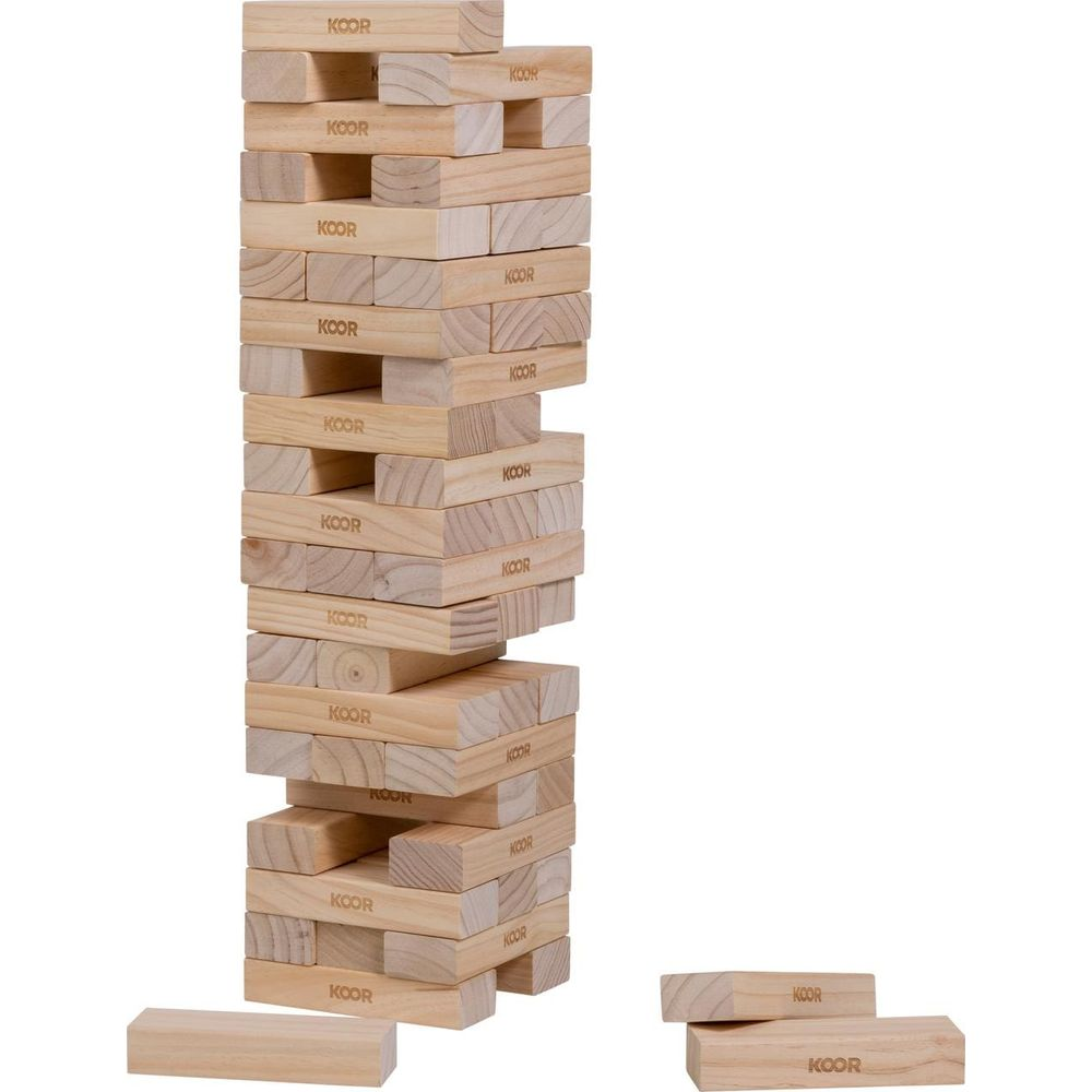 Una torre Jenga di blocchi di legno, con alcuni blocchi accanto.