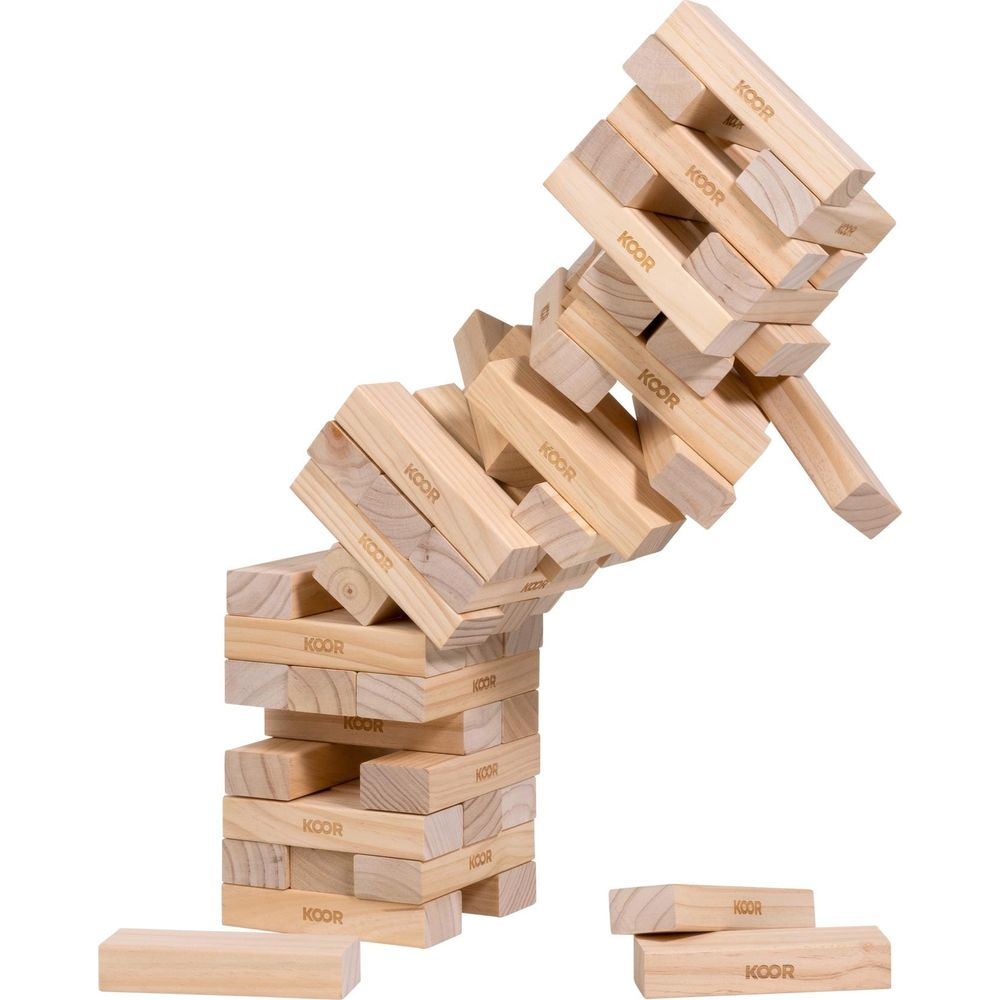 Una torre di blocchi di legno dall'aspetto instabile, sul punto di cadere.