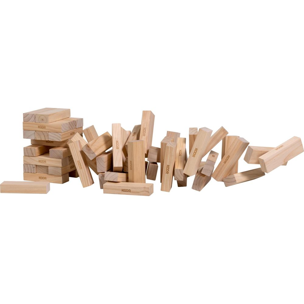 Molti blocchi di legno sparsi, alcuni impilati, altri sdraiati.
