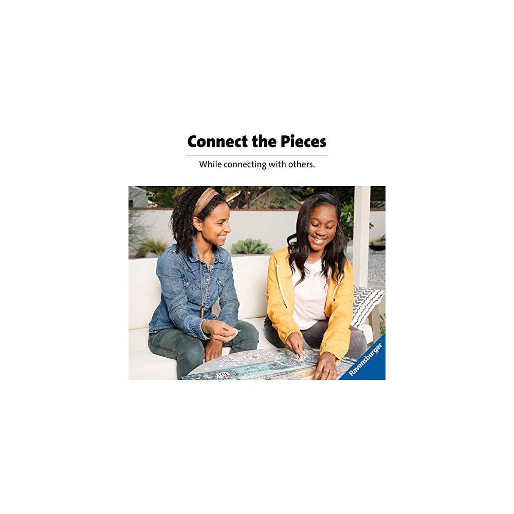 Deux femmes sont assises sur un canapé et assemblent un puzzle à l'extérieur.