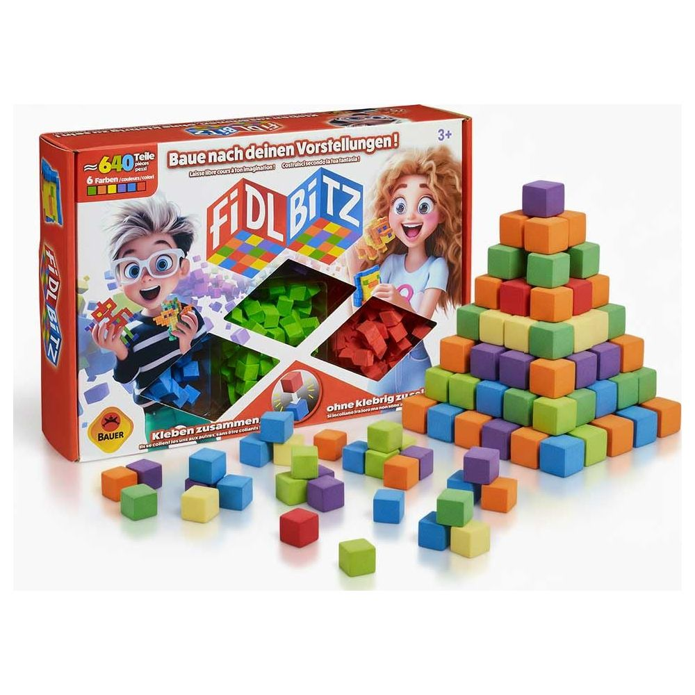 Pyramide de blocs de construction colorés à côté d'une boîte de jeu avec des enfants.