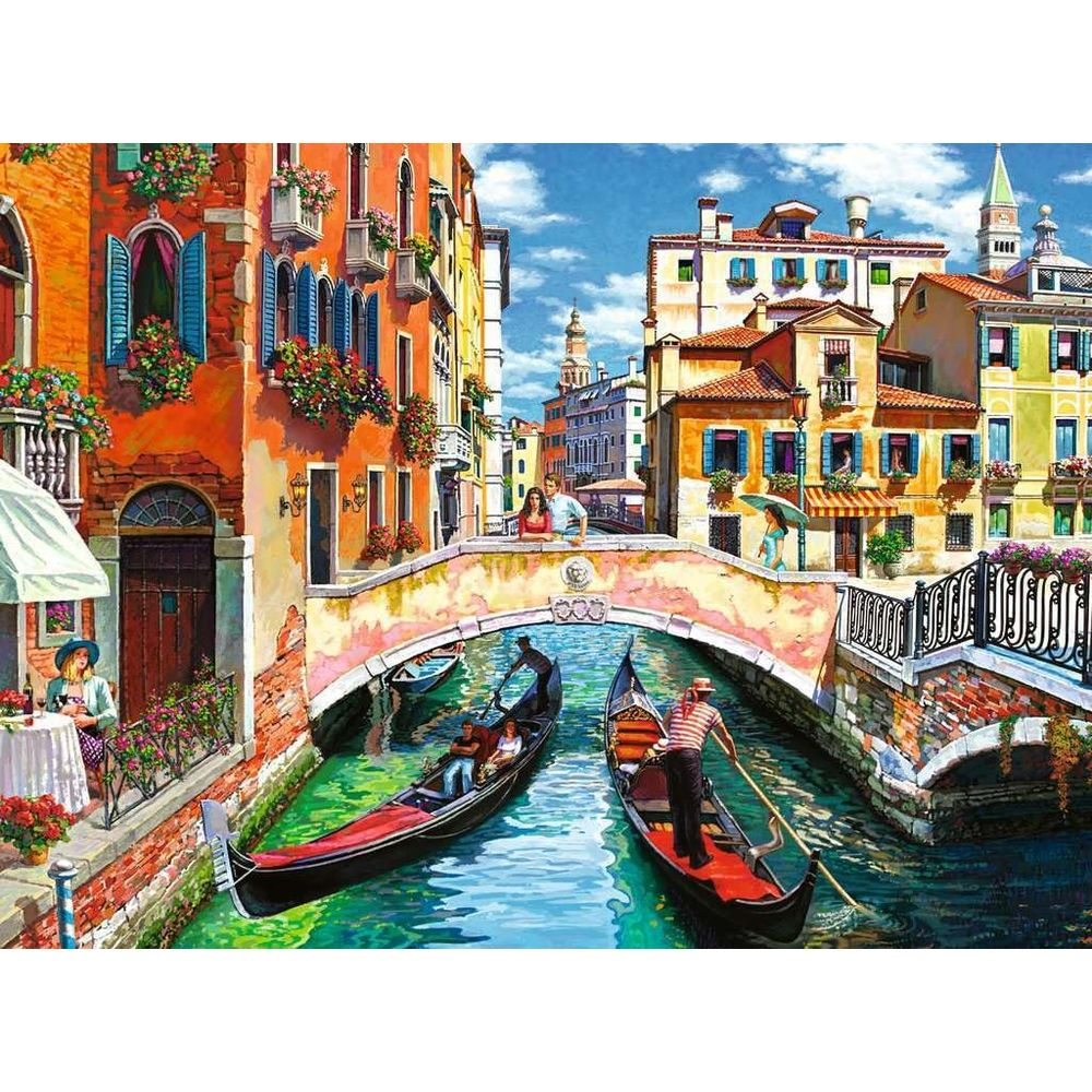 Zwei Gondeln fahren auf einem Kanal in Venedig, umgeben von bunten Gebäuden und einer Brücke.