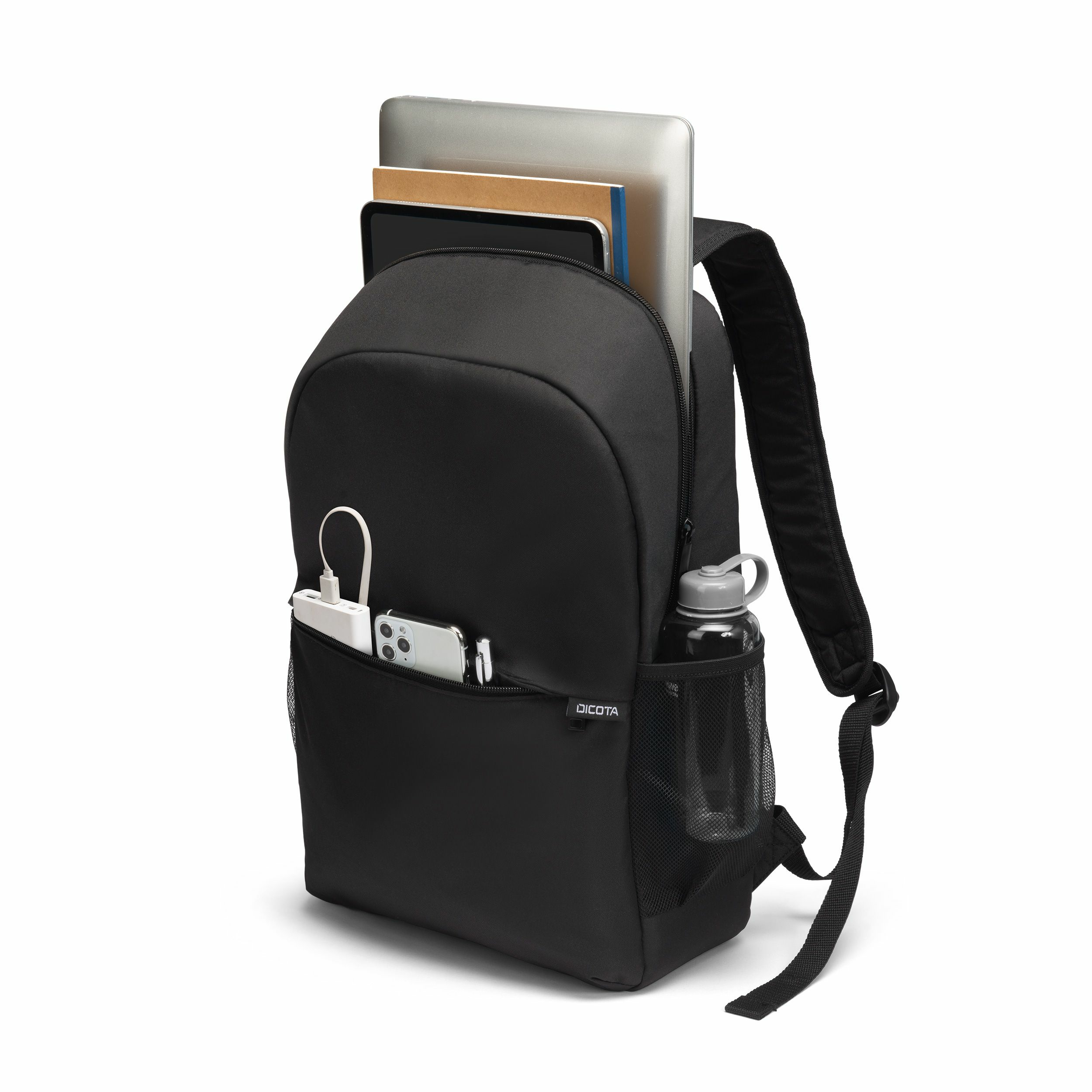 Schwarzer Rucksack mit Laptop, Tablet, Handy, Powerbank und Wasserflasche.