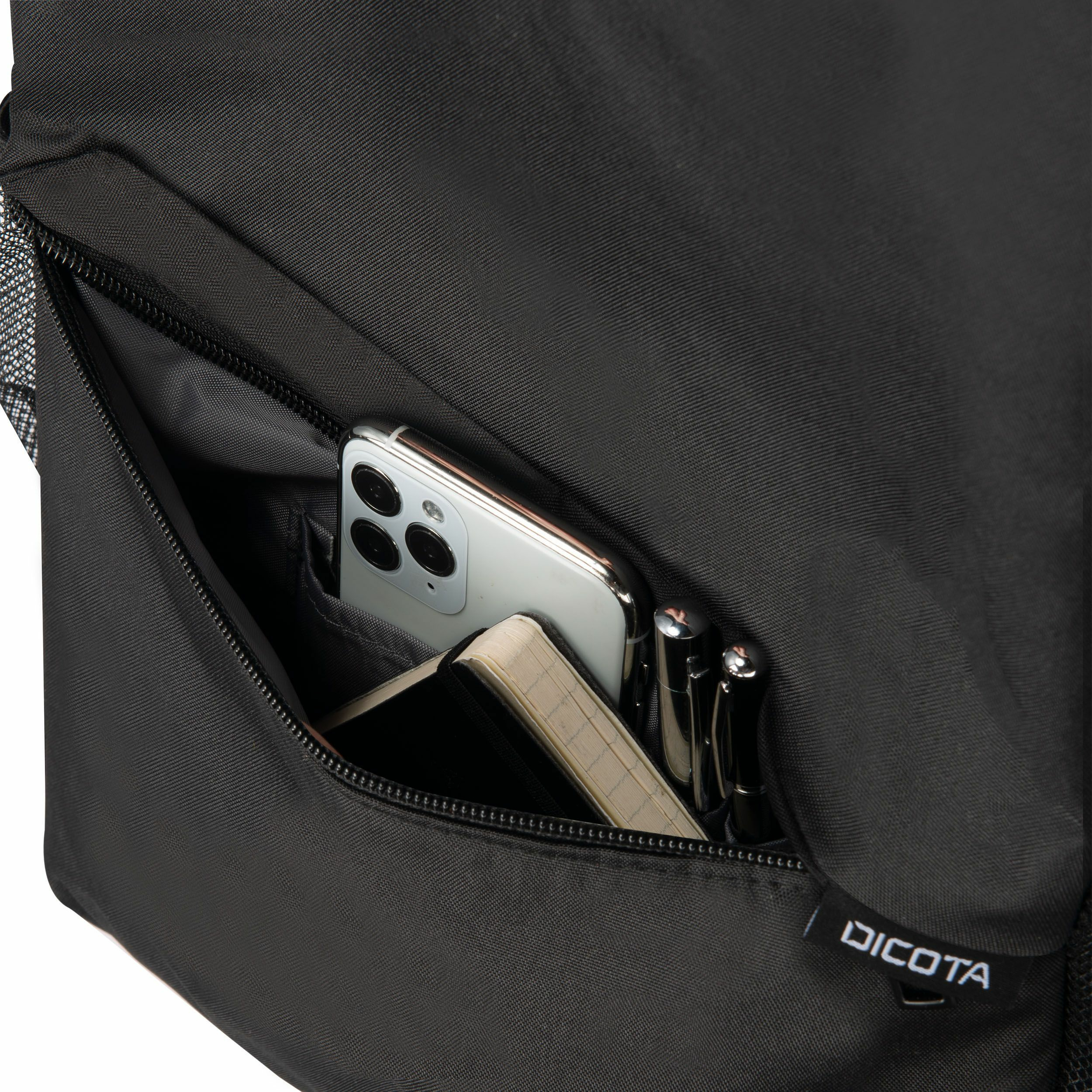 Ein Handy, Notizbuch und Stifte in einer schwarzen Tasche mit Reißverschluss