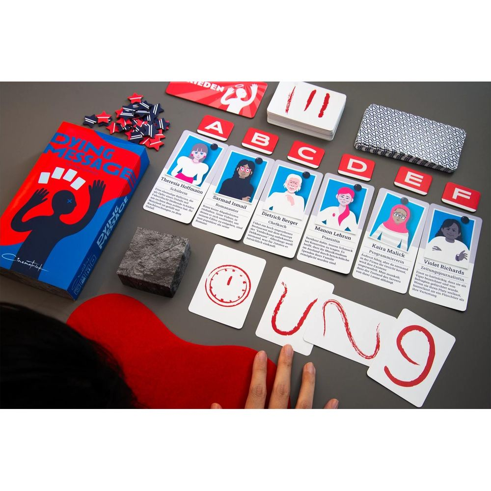 Brettspiel mit Charakterkarten, Spielsteinen und Spielbrett auf einem Tisch.