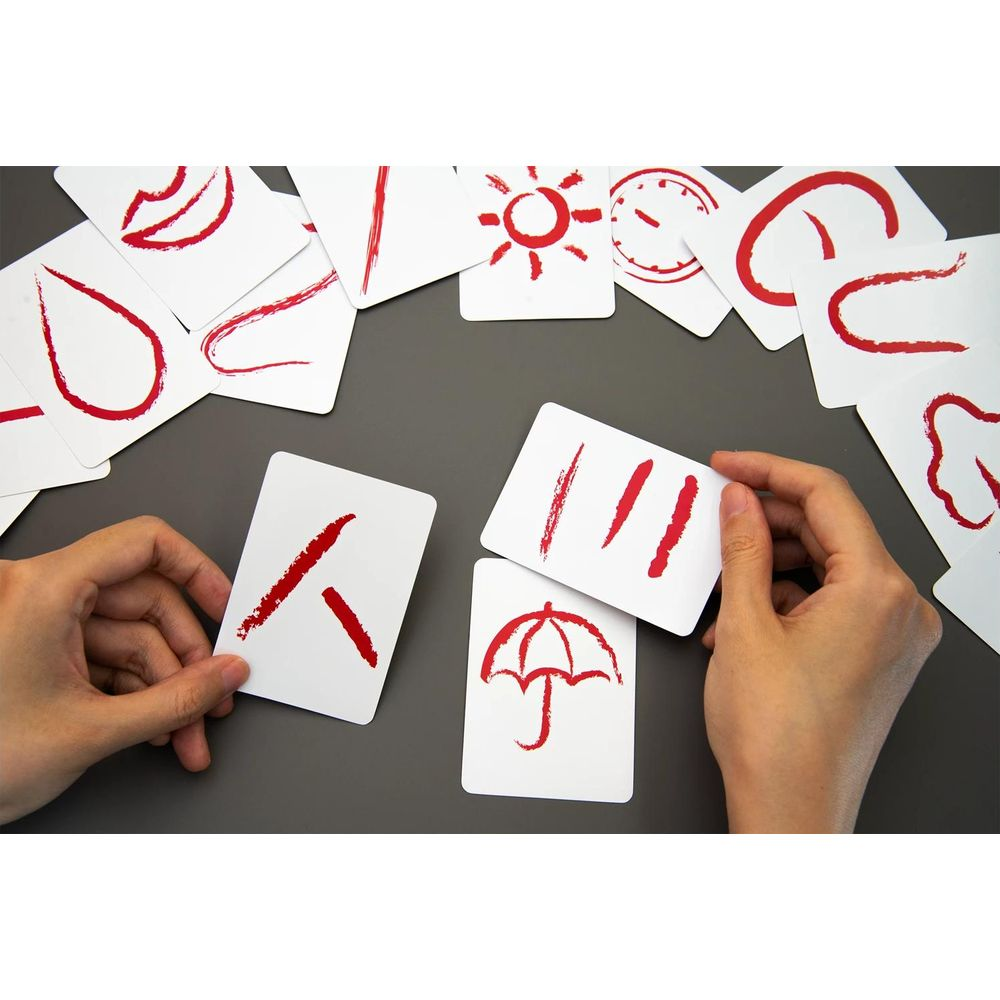 Hände halten Karten mit roten einfachen Zeichnungen: Person, Schirm, Linien, Sonne, Uhr, Mund, Blatt.
