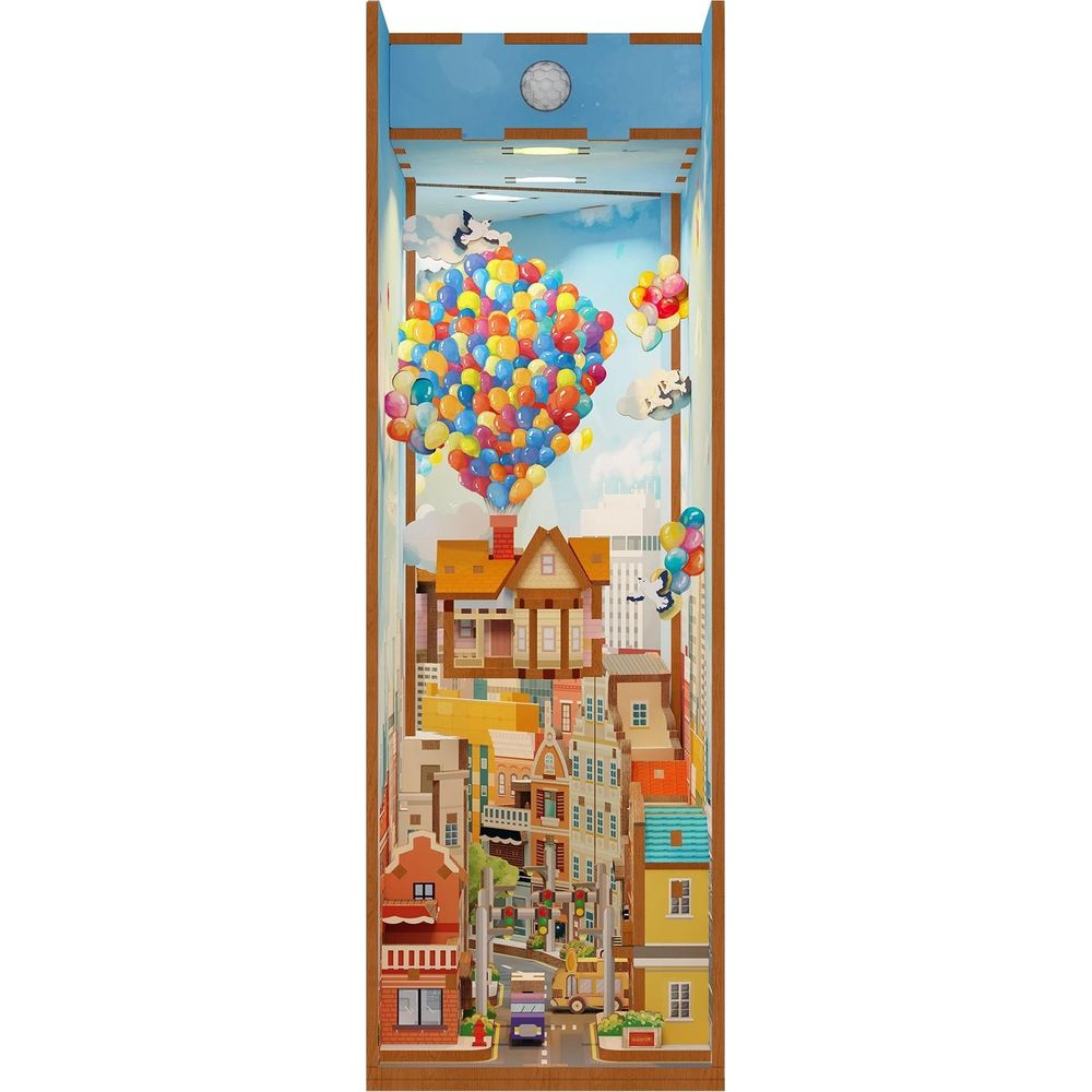 Miniaturstraßenszene mit Haus und bunten Ballons, die in den Himmel aufsteigen.