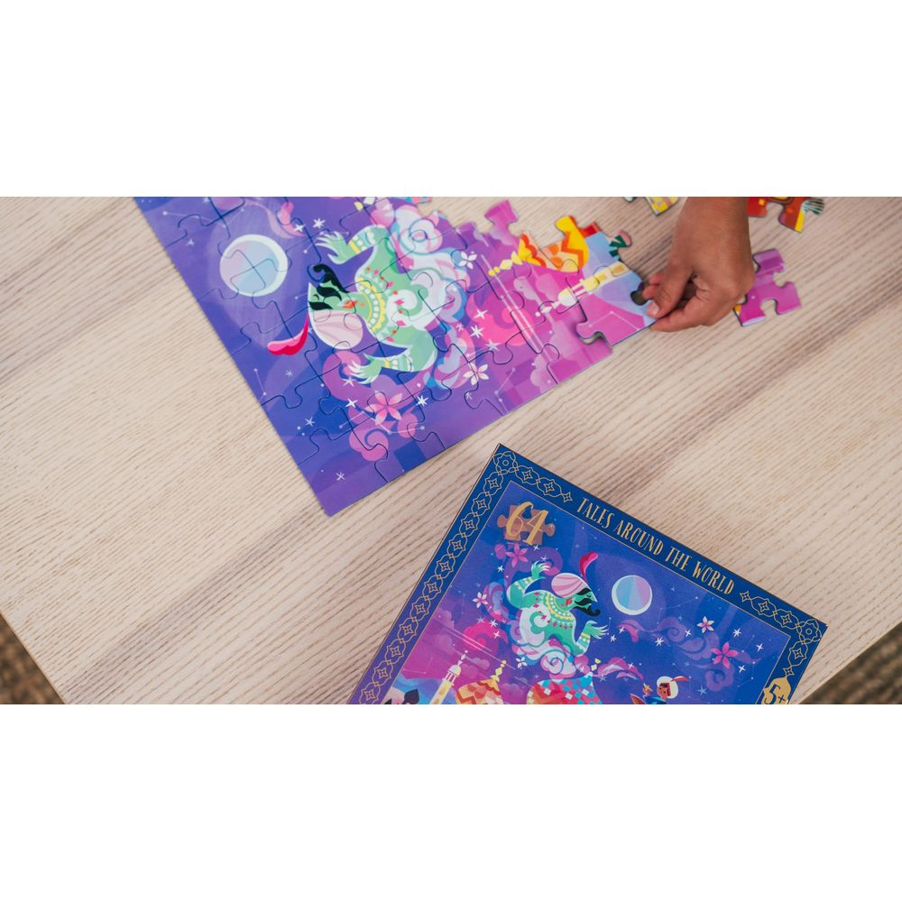 Ein bunter Bilderpuzzle mit Märchen-Motiv liegt auf einem Holztisch.