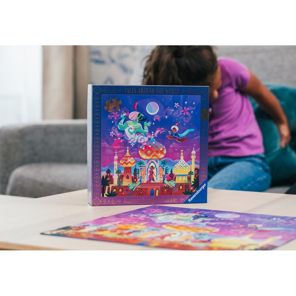 Eine Rätselbox für Kinder mit dem Thema "Arabische Nächte" steht auf einem Tisch. Ein lose Puzzleteil liegt davor.