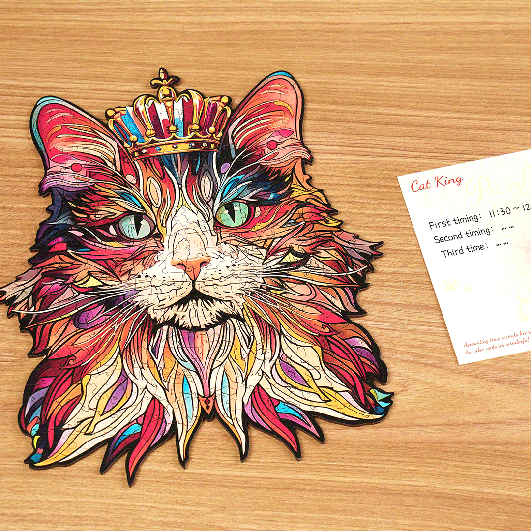 Ein buntes, gekröntes Katzenpuzzle auf einer Holzoberfläche neben einer Karte.