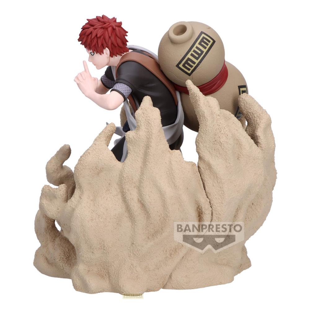 Gaara-Figur mit Kürbissen und Sand, wei ßer Hintergrund.