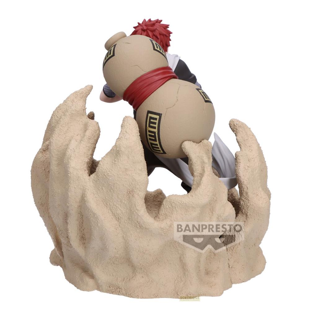 Eine Figur von Gaara mit einem Kürbis auf sandigem Untergrund.