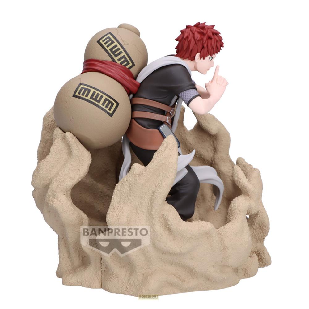 Gaara-Figur mit Kürbissen und Sand-Basis, mit roten Haaren und schwarzer Kleidung.