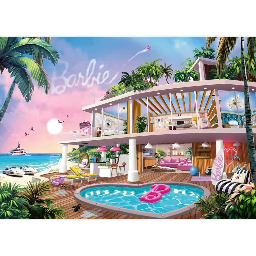 Une maison de plage à plusieurs étages avec piscine, yachts et jet-skis.