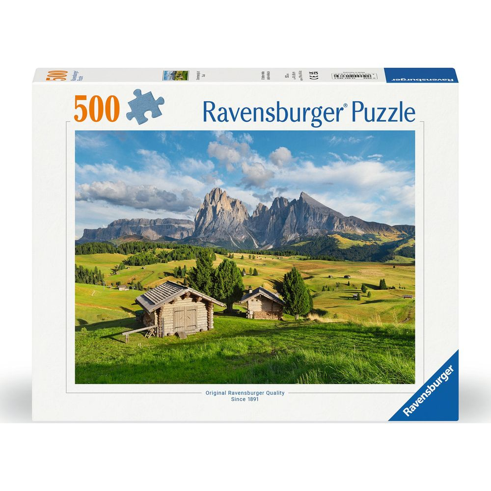 Paesaggio montano con case di legno e prati verdi sotto un cielo blu.