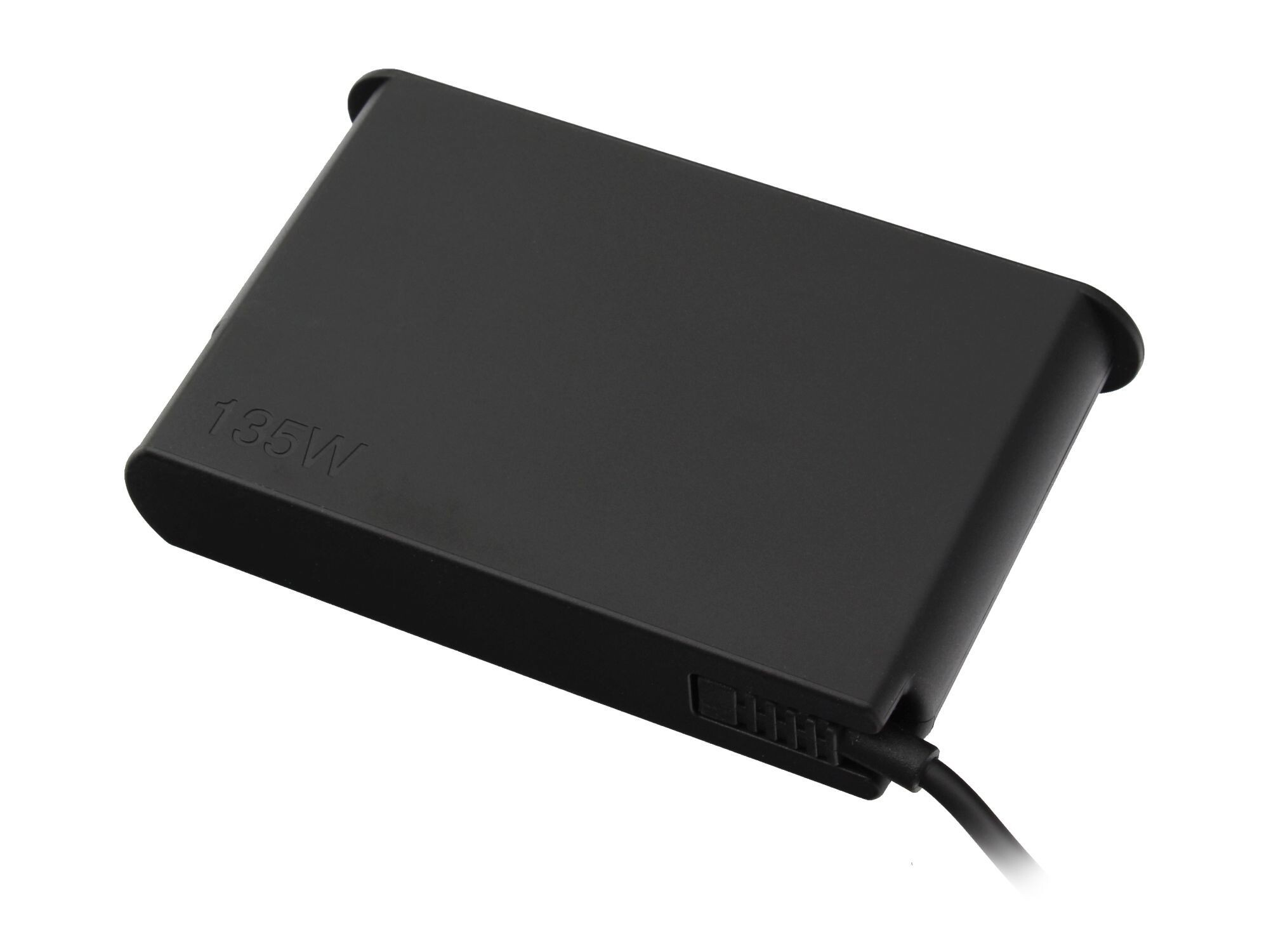 Schwarzer 135W Netzteiladapter mit Kabel und Lüftungsschlitzen.