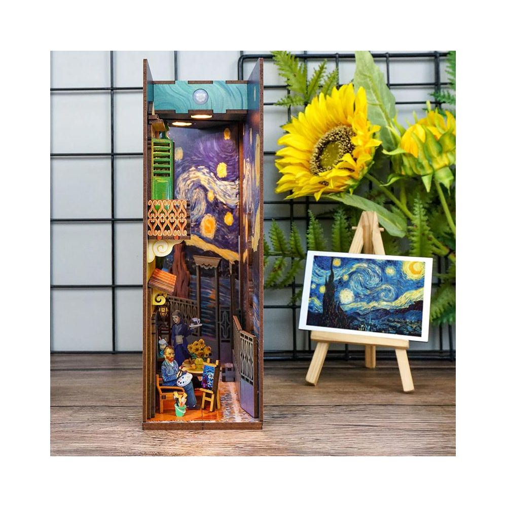 Maison miniature avec peinture Nuit étoilée et tournesols sur fond grillagé.