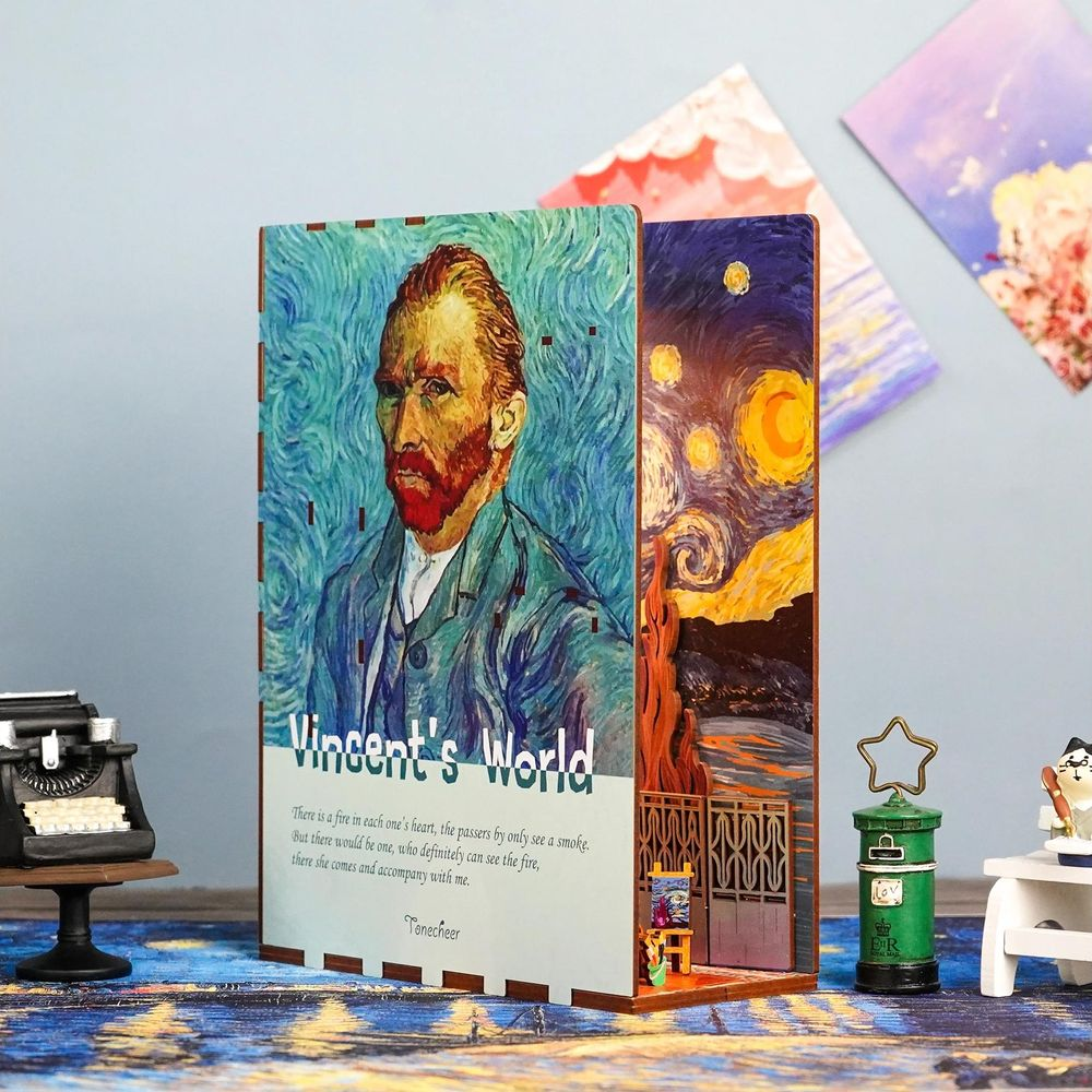 Un livre miniature avec le portrait de Van Gogh et La Nuit étoilée.
