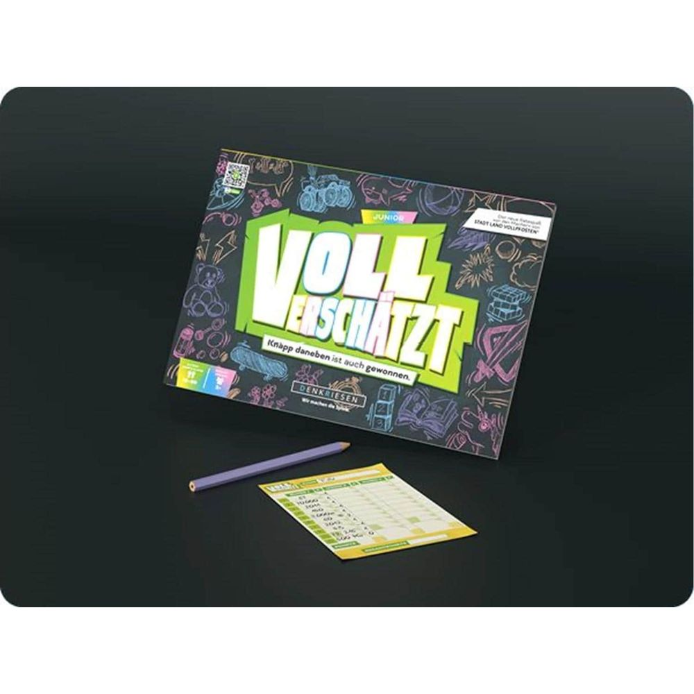Une boîte de jeu est posée avec un bloc-notes et un stylo sur fond sombre.
