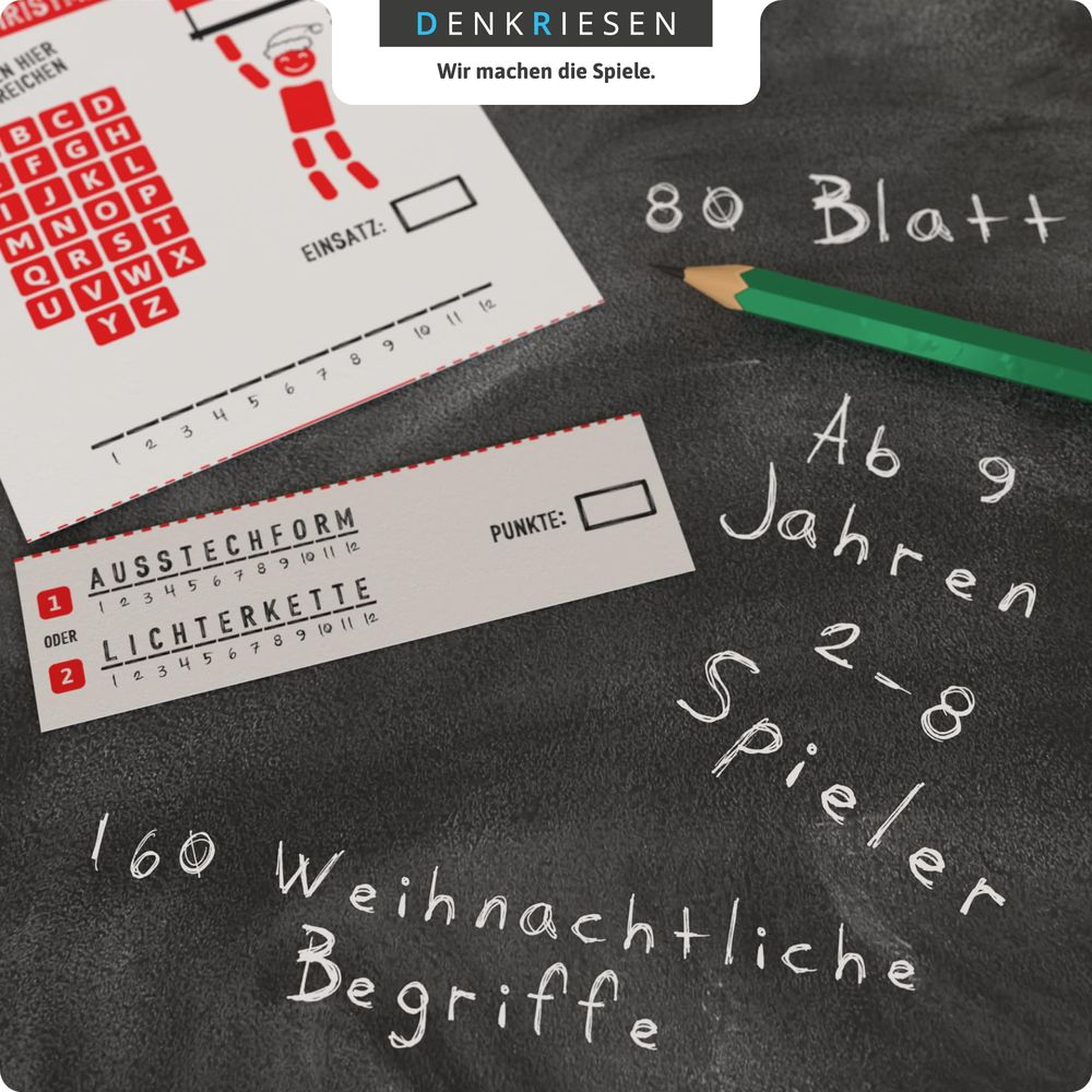Schwarzes Brett mit Spielkarten, Bleistift und englischen Texten.