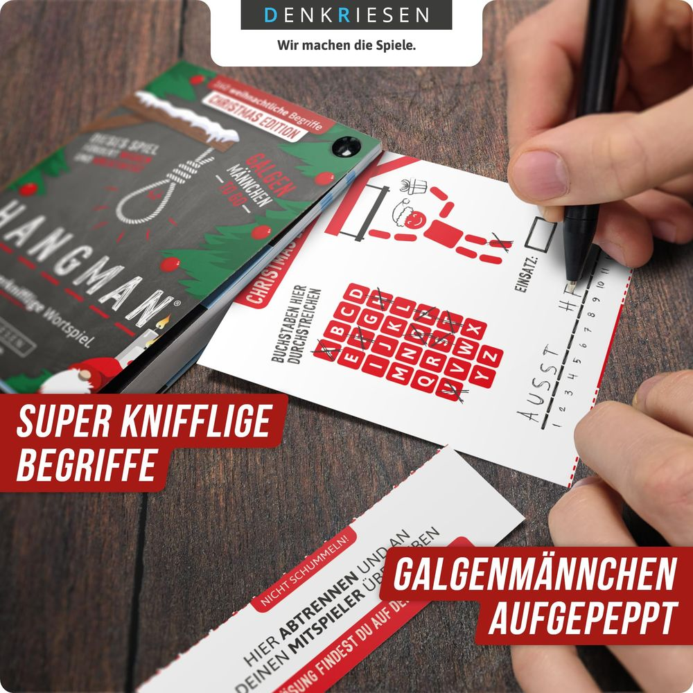 Hände spielen das Weihnachts-Galgenmännchen-Spiel mit alphabetischer Tastatur.