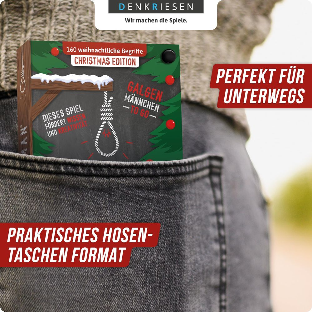 Ein Kartenspiel mit Weihnachtsthema steckt in einer Hosentasche.