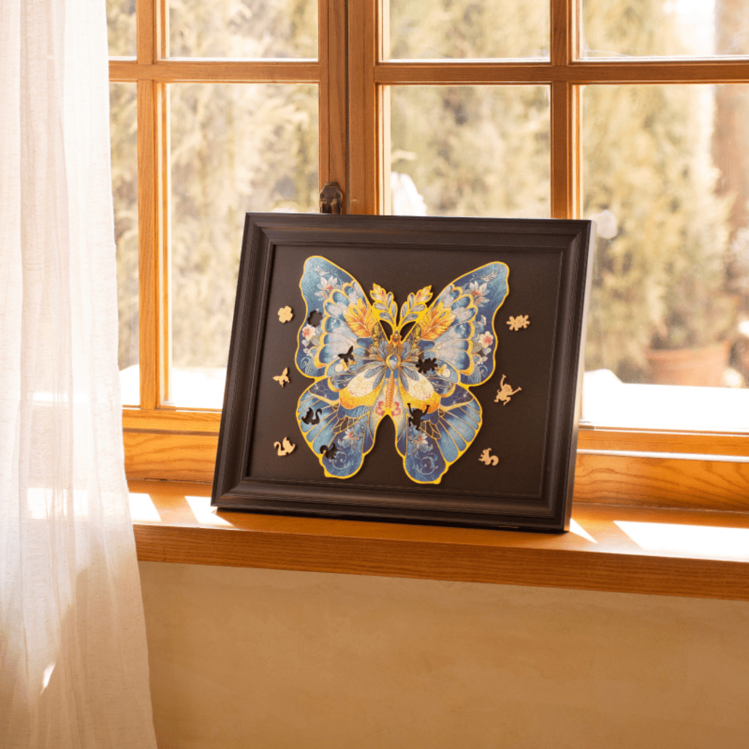 Ein rechteckiges Puzzle mit einem blauen und gelben Schmetterling, auf einem Fensterbrett.