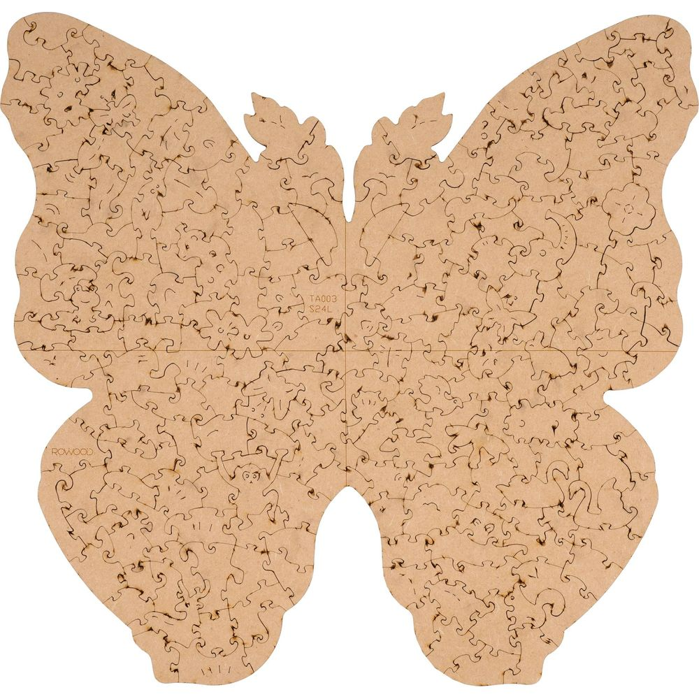 Ein naturfarbenes Holzpuzzle in Schmetterlingsform auf weißem Hintergrund.