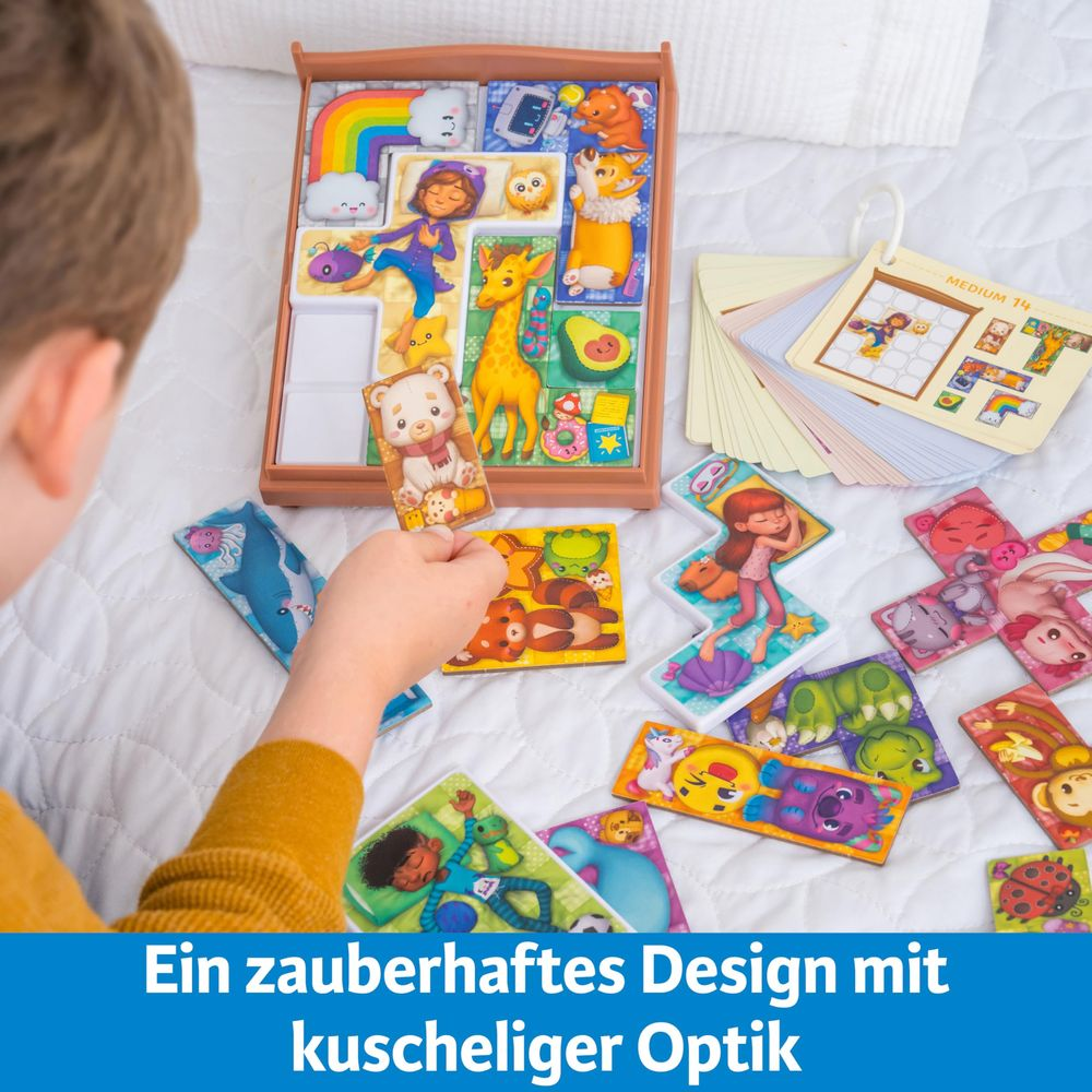 Ein Kind spielt ein Brettspiel mit bunten Teilen, die Tiere und eine Regenbogen zeigen.
