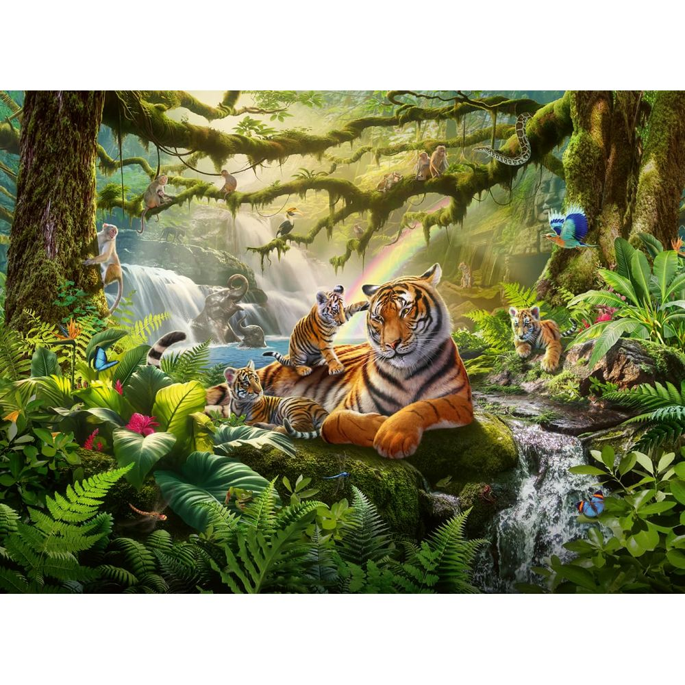 Ein Tiger mit drei Jungen in einem üppigen Dschungel mit Wasserfällen und Affen.