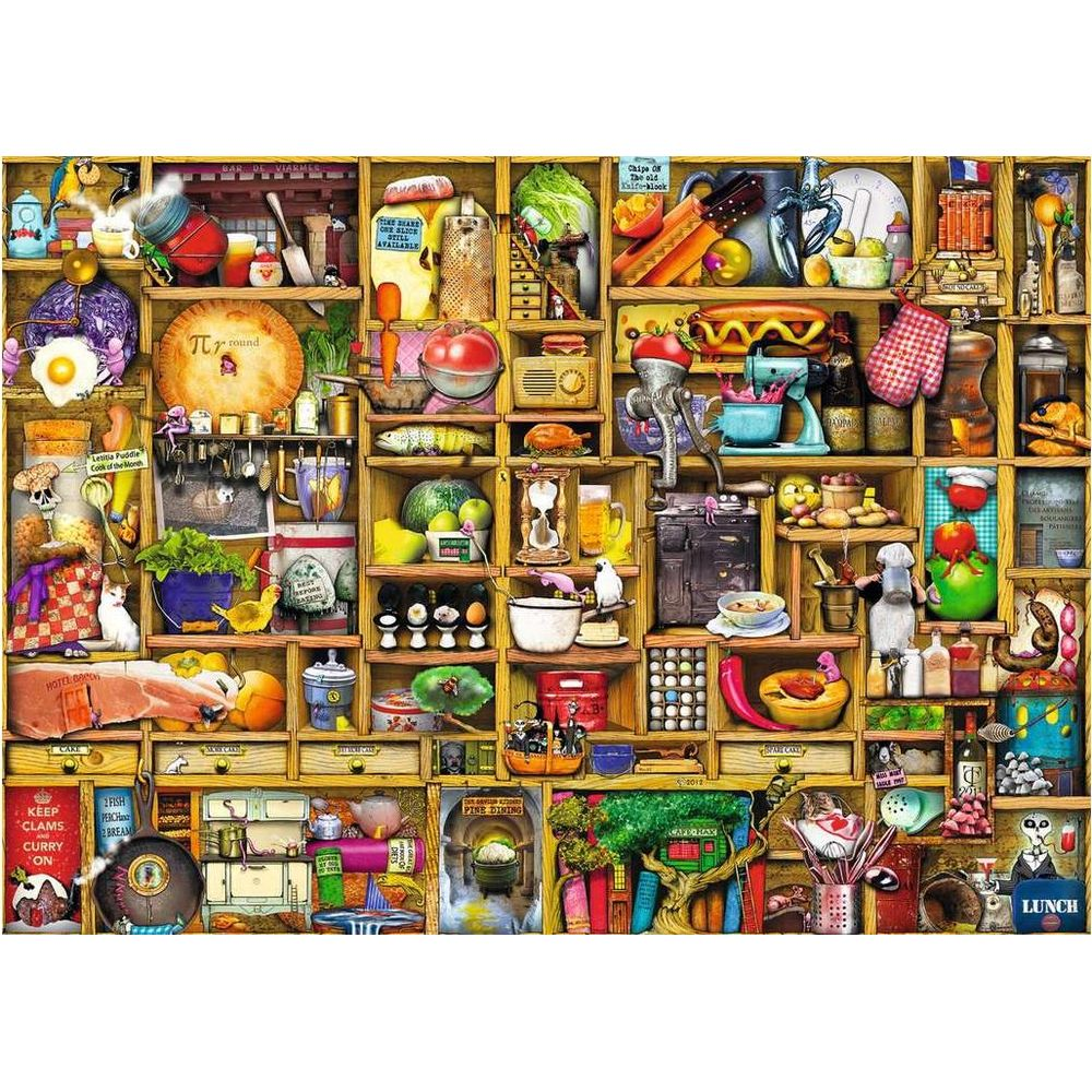 Uno scaffale in legno affollato di vari articoli da cucina, cibo e oggetti bizzarri, che creano un'esposizione disordinata ma organizzata.