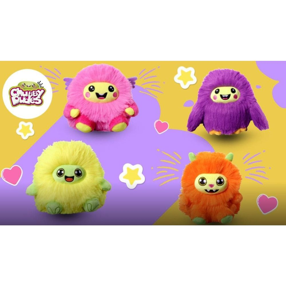 Quatre peluches monstres colorés et moelleux sur fond jaune et violet avec des étoiles.