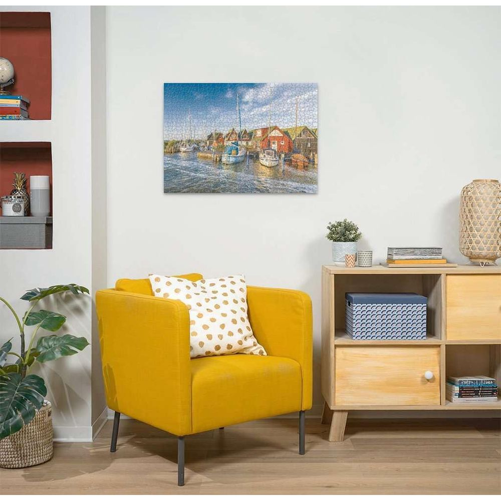 Un fauteuil jaune devant une commode en bois avec des décorations.