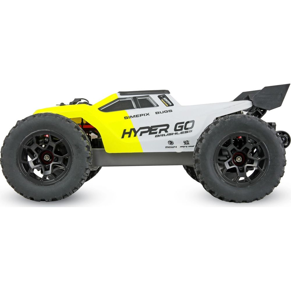 Ein gelber und weißer ferngesteuerter Buggy mit schwarzen Rädern und Spoiler.
