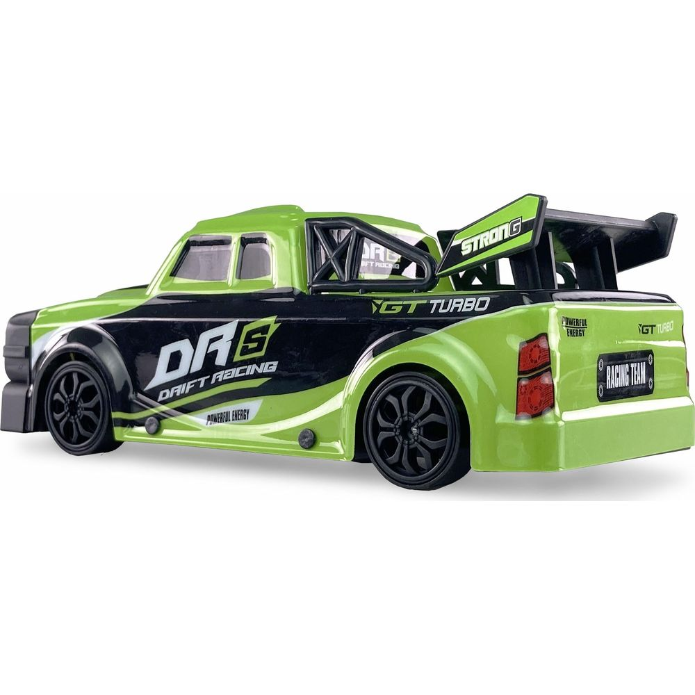 Ein grüner und schwarzer ferngesteuerter Drift-Truck mit großem Spoiler und Rennaufklebern.