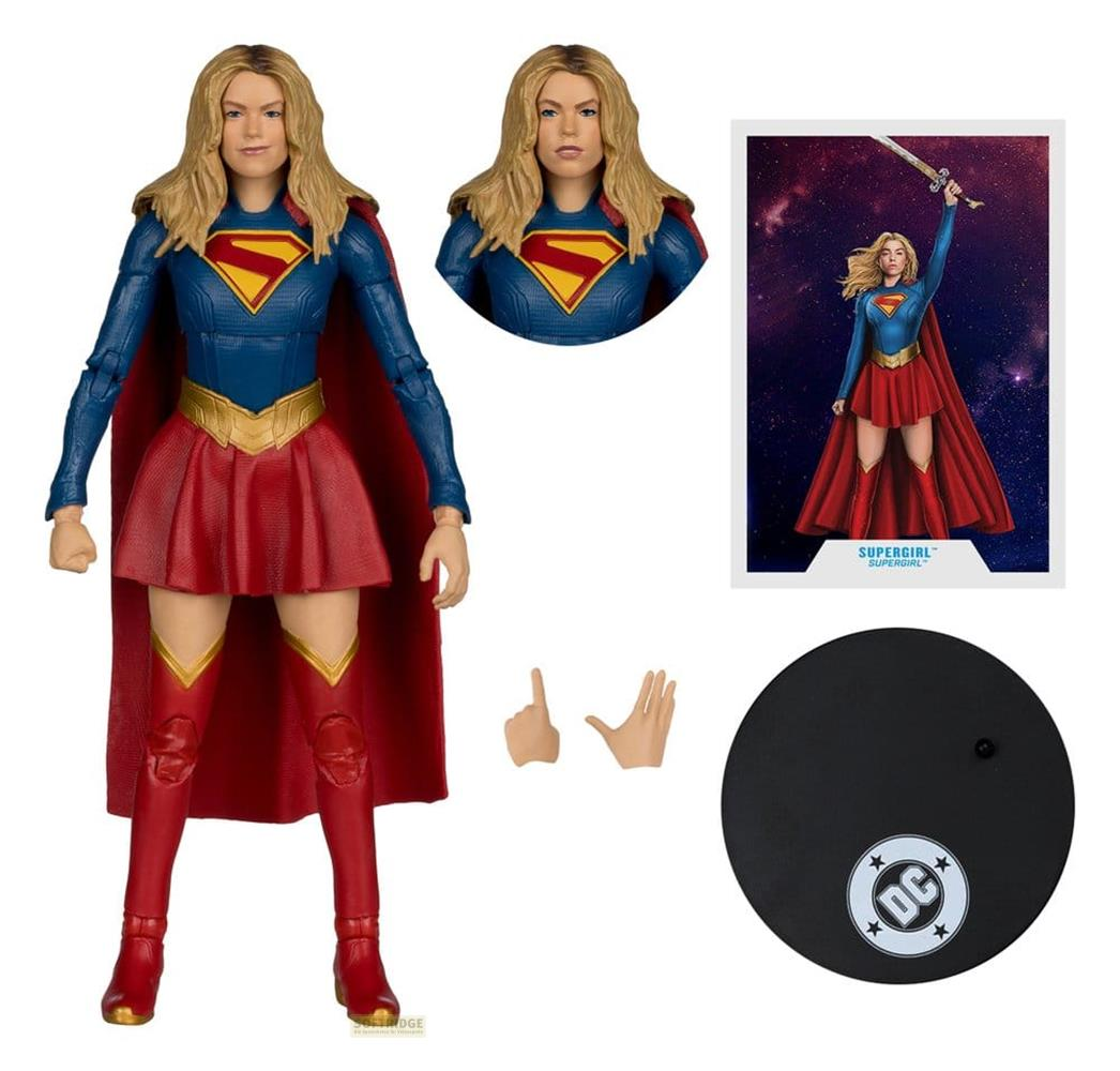 Supergirl-Actionfigur mit Zubehör, auf weißem Hintergrund.