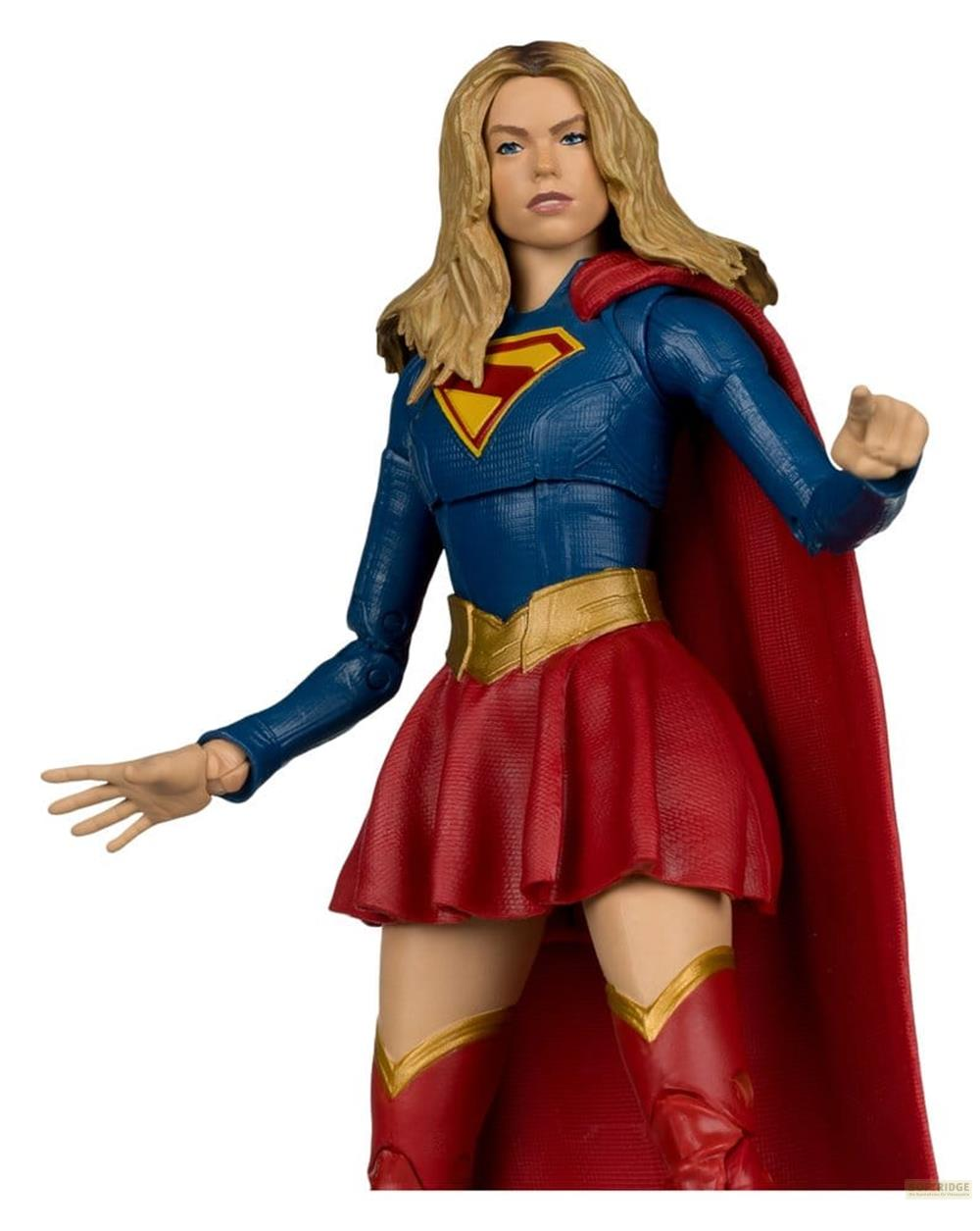 Supergirl Actionfigur in blauem Anzug, rotem Umhang, rotem Rock und roten Stiefeln.