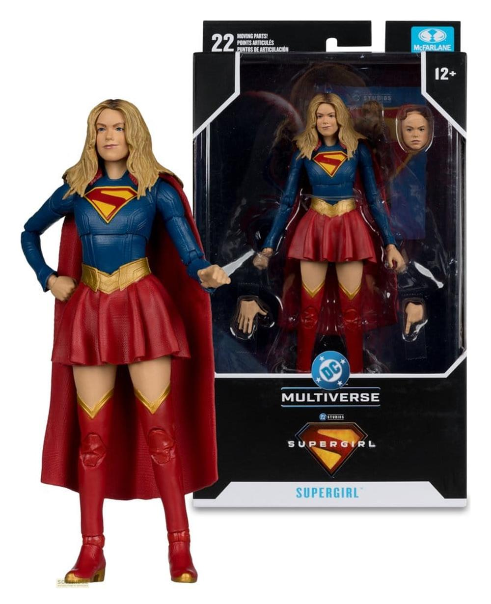 Supergirl-Actionfigur in blauer und roter Kleidung mit Cape, steht neben der Verpackung.