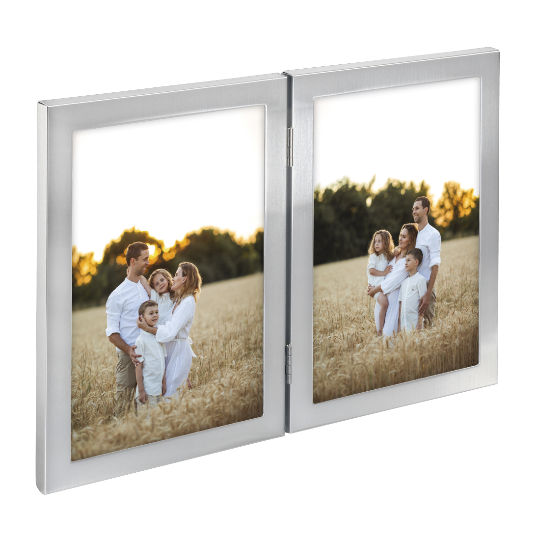 Doppelfotoalbum mit Familie im Feld bei Sonnenuntergang.