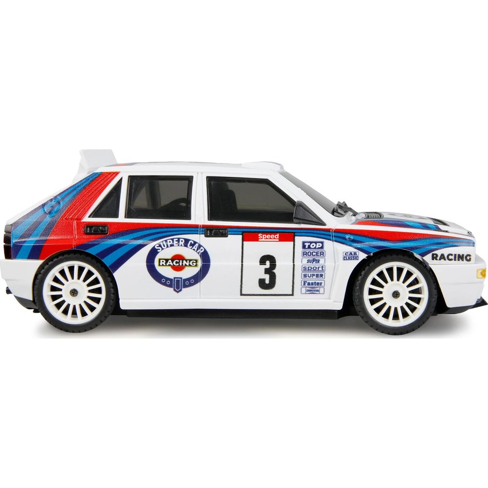 Un coche de juguete blanco de carreras con calcomanías y el número 3.