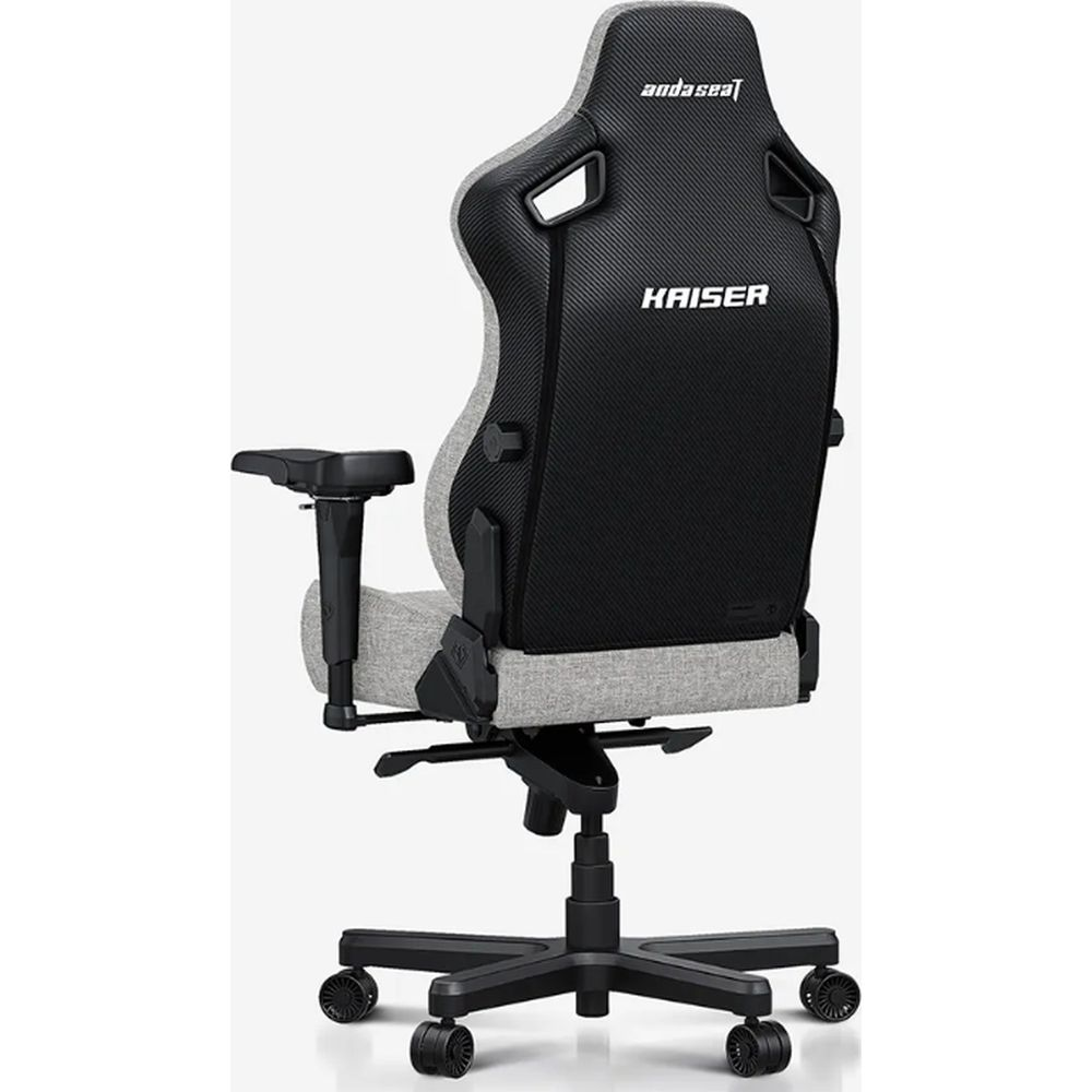 Una sedia da gaming AndaSeat nera e grigia con logo Kaiser sul retro.