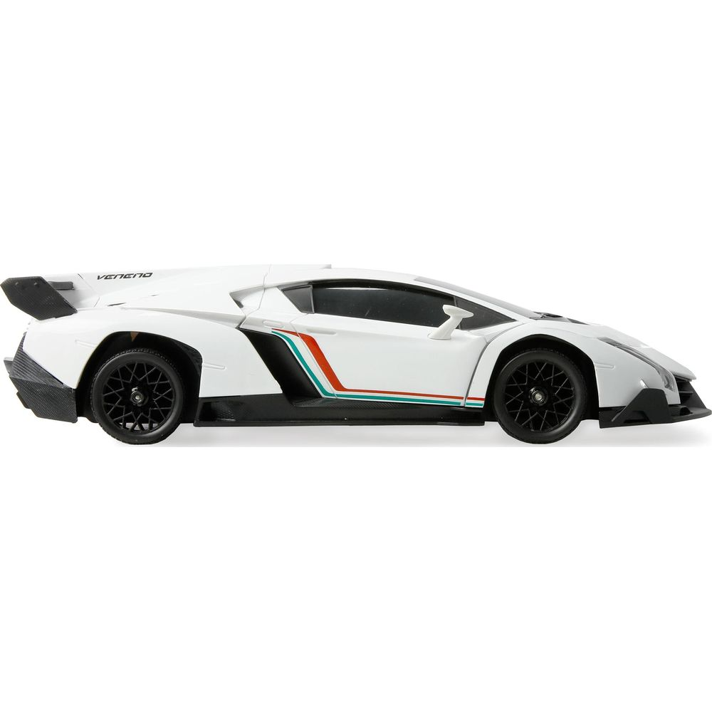 Un coche de juguete blanco con rayas rojas y verdes, sobre fondo blanco.